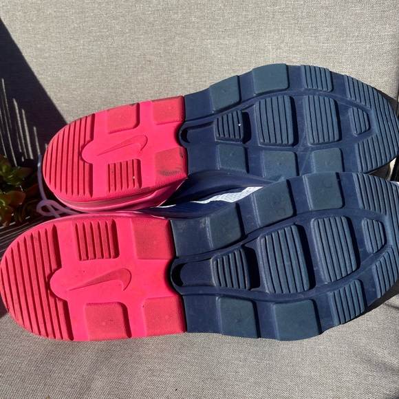 Nike AirMax Motion 2 - gently used size 8.5 - Picture 4 of 7
